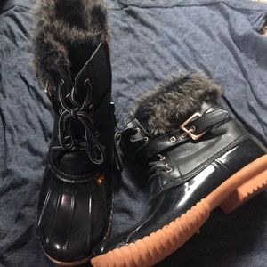 Duck boot with fur top and zipper side